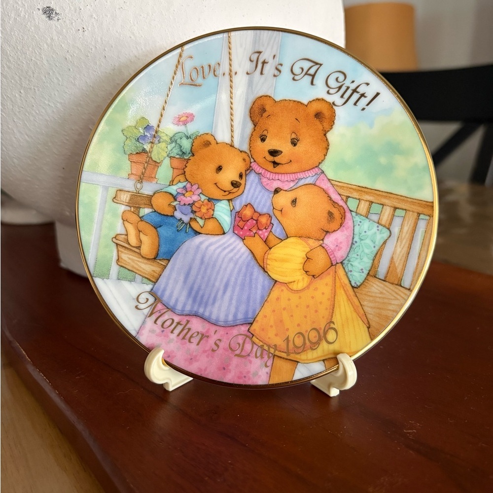 Avon Mother's Day 1996 Ceramic Plate - Multicolor Bears